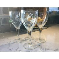 Vintage Geätzte Und Geschliffene Kristall Weingläser Oder Wasserkelche - 4Er Set Elegantes Glas Antike von JMSquaredVintage