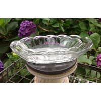 Zwei Vintage Pressglas Servierschalen Oder - Set Aus Zwei Pickle Dish Scalloed Edge Serviergeschirr von JMSquaredVintage