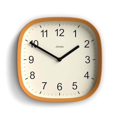JONES CLOCKS Quadratische Retro-Wanduhr aus hochwertigem Acryl, 'Sprite' in Senfgelb, 25 x 25 x 5 cm von JONES CLOCKS