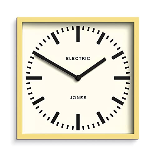 JONES CLOCKS® Box Railway Dial Wanduhr - Quadratische Uhr - Bahnhofsuhr - Küchenuhr - Bürouhr - Retro-Uhr - Designer-Uhr - Buntes Gehäuse - Bahnhofsuhr (Gelb) von JONES CLOCKS