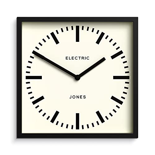 JONES CLOCKS® Box Bahnhofsuhr | Quadratische Stationsuhr | 25cm | Schwarz | Cooler Designer-Look für Küche, Wohnzimmer oder Büro von JONES CLOCKS