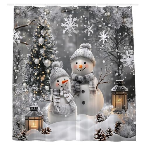 Frohe Weihnachten Schneemann Duschvorhang Winter Wald Szene Weihnachtsbaum Urlaub Tanne Kiefer Niedlicher Schneemann Druck Traumhafte Bauernhaus Landschaft Grau Natur Stil Badezimmer Dekor Vorhänge von JONSEQIN