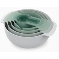 Nest™ 9 Plus Editions (Sage) de de Joseph Joseph 9-teiliges stapelbares Set mit Schüsseln, Sieb, Sieb de feinmaschig und Messbechern. von JOSEPH & JOSEPH