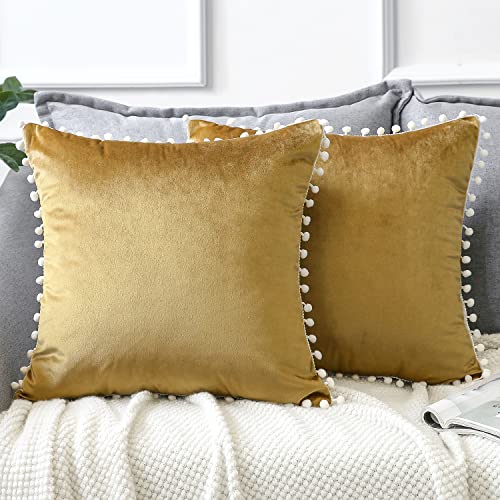 JOTOM 2er Set Samt Kissenbezug Dekorativ Kissenüberzug Weiche Kissenhülle Sofakissenbezug Sofakissen Dekokissenbezug für Bett Sofa Büro Wohnzimmer Schlafzimmer (45 x 45 cm, Gold mit Pompons) von JOTOM