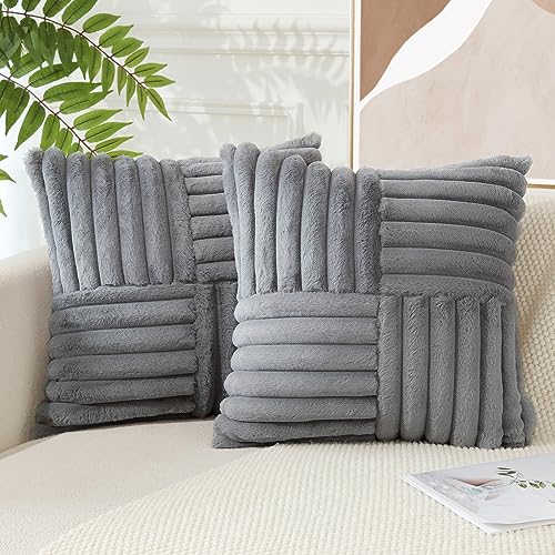 JOTOM 2er Set Gestückelte Samt Kissenbezug Weiche Kunstpelz Plüsch Dekorative Kissenhülle Fuzzy gestreifte Kissenbezüge für Bett Sofa Wohnzimmer Schlafzimmer, Grau 45 x 45 cm von JOTOM