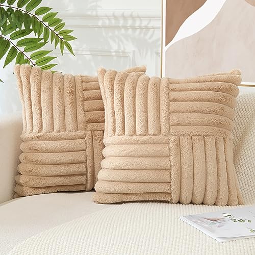 JOTOM 2er Set Gestückelte Samt Kissenbezug Weiche Kunstpelz Plüsch Dekorative Kissenhülle Fuzzy gestreifte Kissenbezüge für Bett Sofa Wohnzimmer Schlafzimmer, Khaki 45 x 45 cm von JOTOM