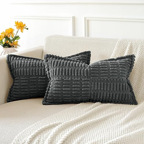 JOTOM 2er Set Kordsamt Einfarbig Kissenbezüge Weiche Moderne Kissenhüllen Dekorative Zierkissenbezug für Wohnzimmer Schlafzimmer Dunkelgrau 30x50 cm JOTOM 2er Set Kordsamt Einfarbig Kissenbezüge Weiche Moderne Kissenhüllen Dekorative Zierkissenbezug für Wohnzimmer Schlafzimmer Dunkelgrau 30x50 cm von JOTOM