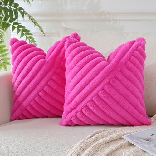JOTOM 2er Set Kunstpelz Plüsch Kissenbezüge, Dekorative Weich Gestreift Fuzzy Kissenbezug Kissenhüllen Sofakissen Dekokissen Zierkissenbezug für Wohnzimmer Schlafzimmer Deko (50x50cm, Heißes Rosa) JOTOM 2er Set Kunstpelz Plüsch Kissenbezüge, Dekorative Weich Gestreift Fuzzy Kissenbezug Kissenhüllen Sofakissen Dekokissen Zierkissenbezug für Wohnzimmer Schlafzimmer Deko (50x50cm, Heißes Rosa) von JOTOM