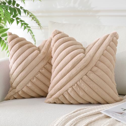 JOTOM 2er Set Kunstpelz Plüsch Kissenbezüge, Dekorative Weich Gestreift Fuzzy Kissenbezug Kissenhüllen Sofakissen Dekokissen Zierkissenbezug für Wohnzimmer Schlafzimmer Deko (50x50cm, Helles Kamel) JOTOM 2er Set Kunstpelz Plüsch Kissenbezüge, Dekorative Weich Gestreift Fuzzy Kissenbezug Kissenhüllen Sofakissen Dekokissen Zierkissenbezug für Wohnzimmer Schlafzimmer Deko (50x50cm, Helles Kamel) von JOTOM