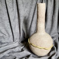 stein Aureate Papier Pulp Pappmaché Vase von JOVIFRENCHSTUDIO