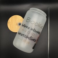 Books Helping Introverts Avoid Conversations Since 1454 Frosted Glass Tumbler | Trinkgefäß Buchzitat Glas Mit Bambusdeckel Und Strohhalm von JPCraftling