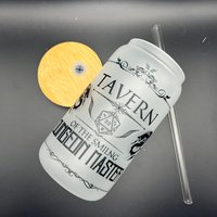 Tavern Of The Smiling Dungeon Master Frosted Glass Tumbler| D'n'd Trinkgefäß | Dungeons & Dragons Glas Mit Bambusdeckel Und Strohhalm Tavern Of The Smiling Dungeon Master Frosted Glass Tumbler| D'n'd Trinkgefäß | Dungeons & Dragons Glas Mit Bambusdeckel Und Strohhalm von JPCraftling