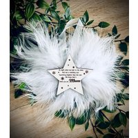Personalisierte Weihnachtskugel Hängend Erinnerung Weiße Feder 18cm von JRCraftingStore