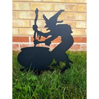 Hexe Garten Ornament Statue Dekor Rasen Spike Metall Halloween Geschenk Hexenliebhaber von JRHangersAndCrafts