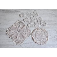 Nie Benutzt == 3Er Set New Old Stock Gehäkelte Rechteckige Spitzendeckchen // Vintage Natürliche Baumwolle Antike Weiße Leinenfarbe Nie Benutzt == 3Er Set New Old Stock Gehäkelte Rechteckige Spitzendeckchen // Vintage Natürliche Baumwolle Antike Weiße Leinenfarbe von JRPlovdivVintage