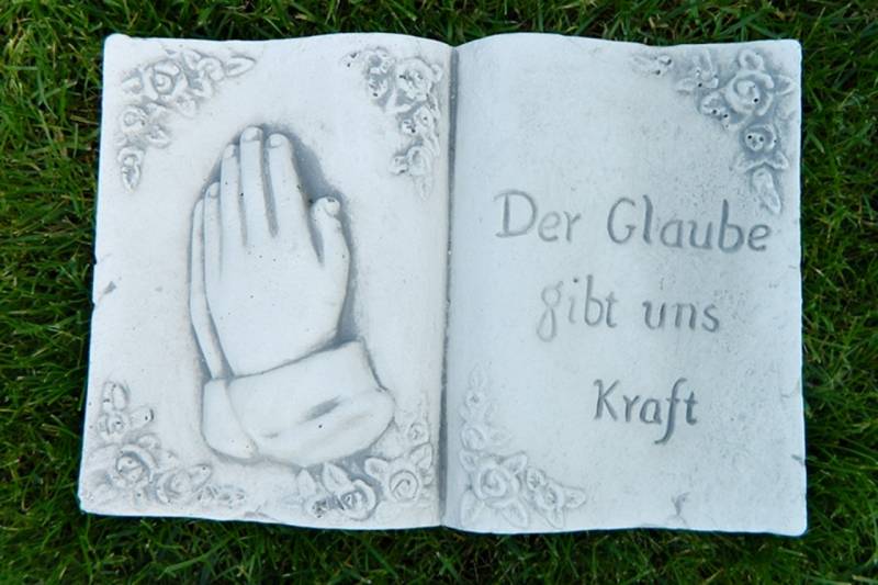 Beton Figur Buch mit Aufschrift Der Glaube gibt uns Kraft " Länge 30 cm Grabdekoration" von JS GartenDeko