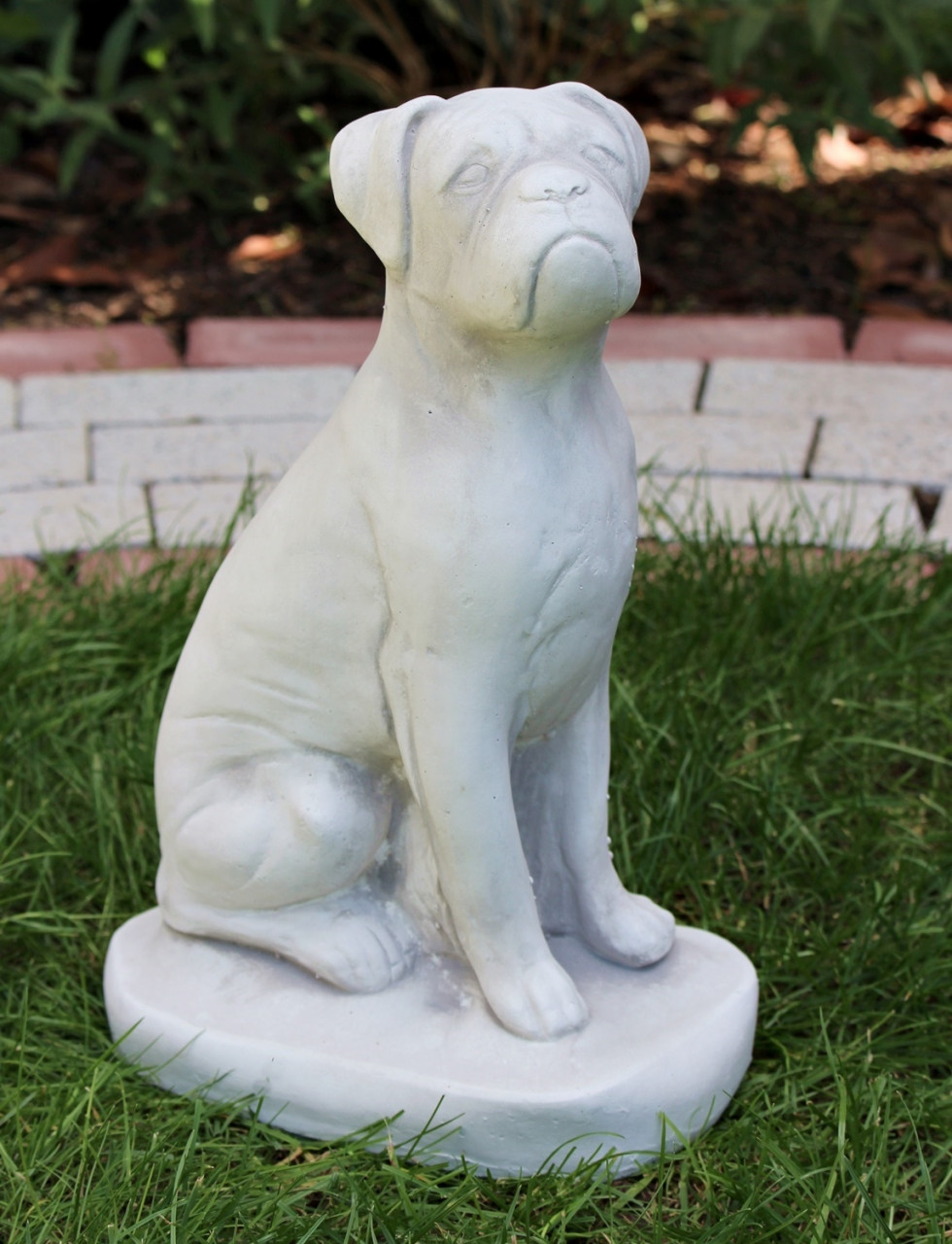 Beton Figur Hund Boxer Hundefigur H 32 cm Dekofigur und Gartenfigur von JS GartenDeko