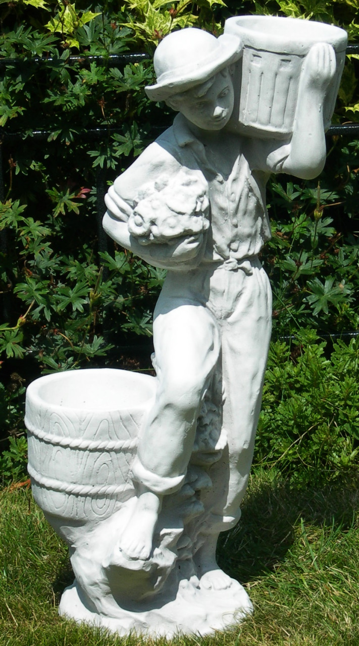 Beton Figur Junge mit Töpfen zum Bepflanzen H 50 cm Dekofigur und Gartenskulptur von JS GartenDeko