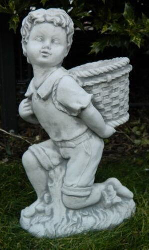 Beton Figur Junge mit Tragekorb zum Bepflanzen H 40 cm Dekofigur und Gartenskulptur von JS GartenDeko