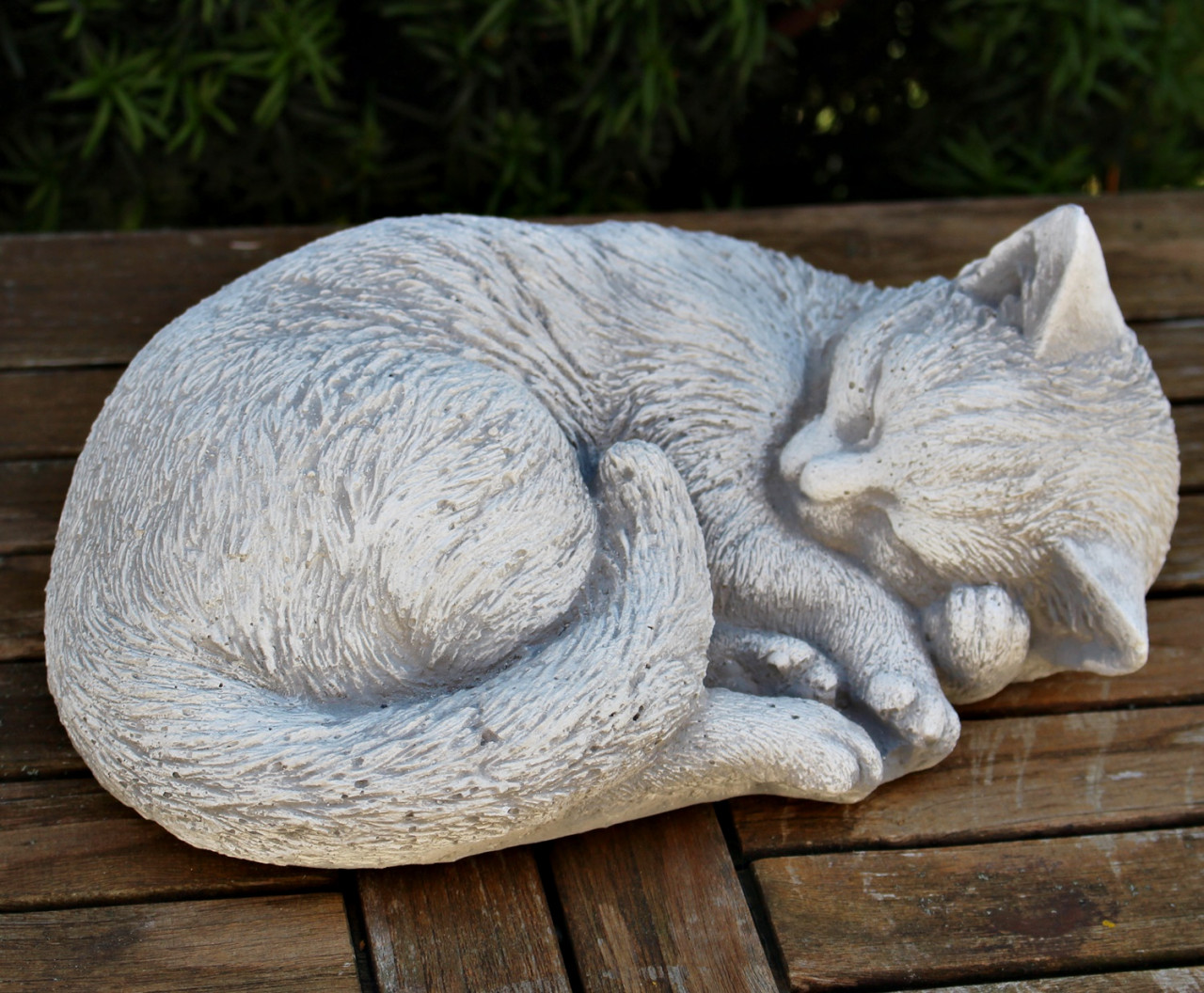 Deko Figur Katze seitlich liegend H 11 cm Katzenfigur hell patiniert Gartenfigur aus Beton von JS GartenDeko