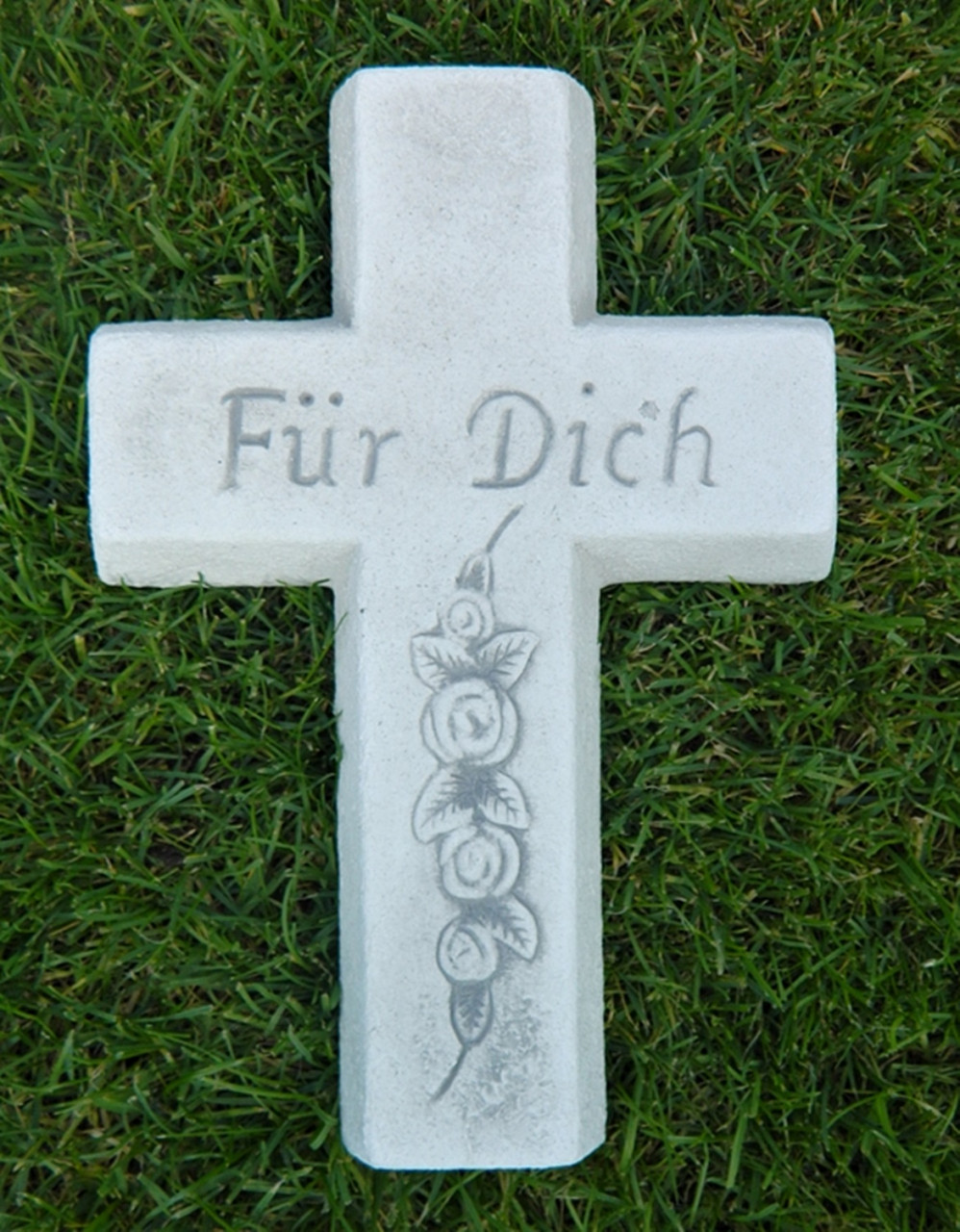 Beton Figur Kreuz mit Aufschrift Für Dich " Länge 30 cm Grabdekoration" von JS GartenDeko