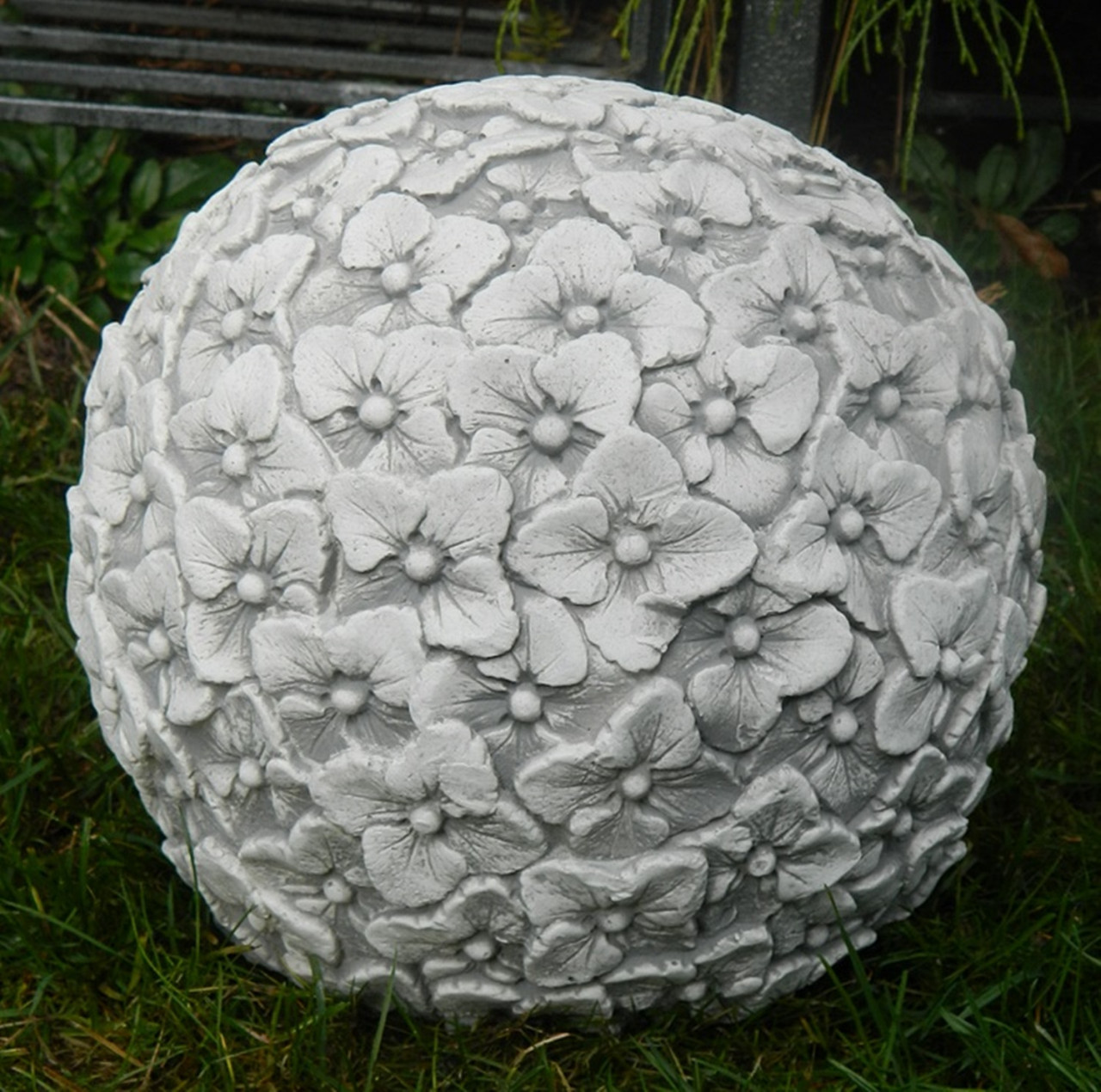 Beton Figur Kugel mit Blumenmotiv H 21 cm Dekoelement und Gartenskulptur von JS GartenDeko