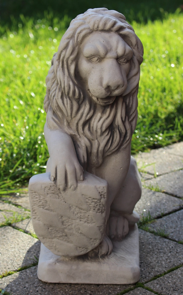 Beton Figur Löwe mit Wappen rechts H 40 cm Betonskulptur Dekofigur und Gartenskulptur von JS GartenDeko