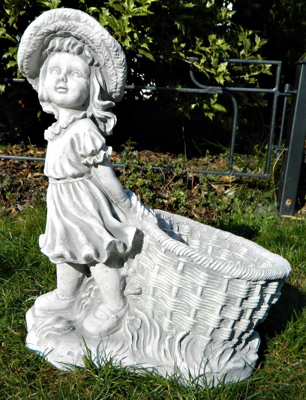 Beton Figur Mädchen mit Pflanztopf H 40 cm Dekofigur und Gartenskulptur zum Bepflanzen von JS GartenDeko