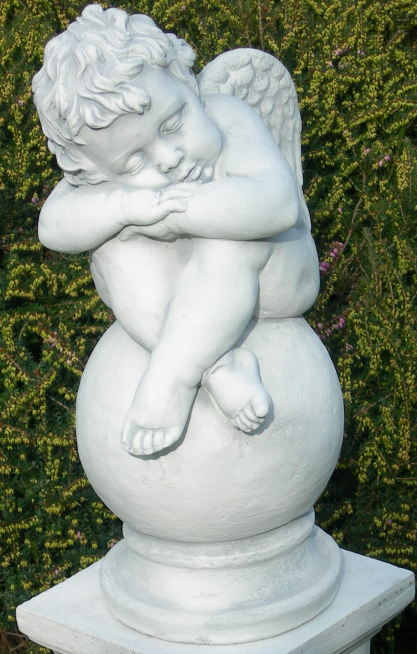 Beton Figur Statue Skulptur Engel schlafend auf Kugel H 42 cm Dekofigur und Gartenskulptur von JS GartenDeko