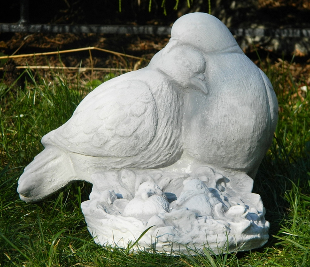 Beton Figur Vogelfigur Tauben Paar mit Nachwuchs H 19 cm Dekofigur und Gartenfigur von JS GartenDeko