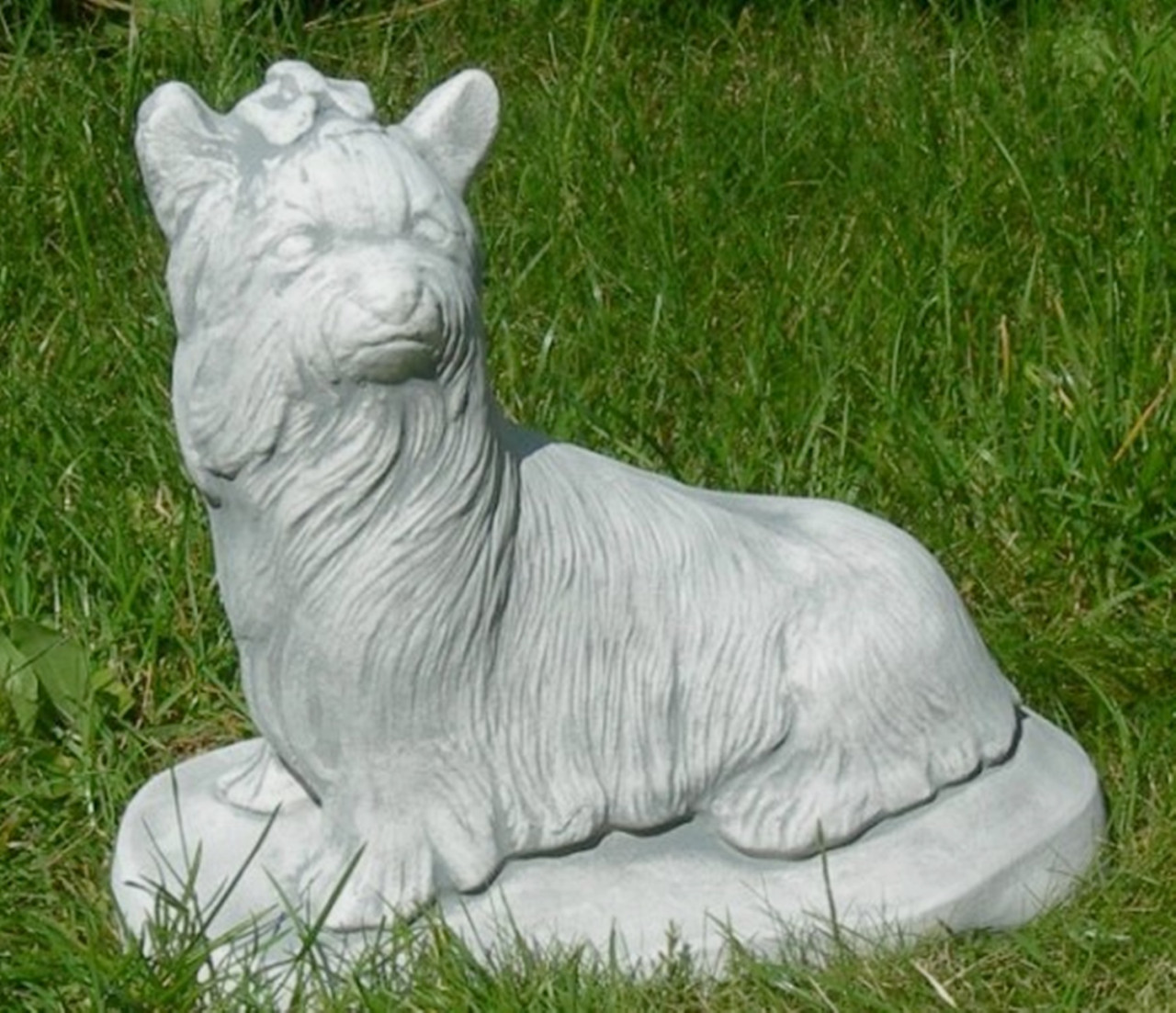 Beton Figur Yorkshire Terrier Hundefigur H 24 cm liegend Dekofigur und Gartenfigur von JS GartenDeko