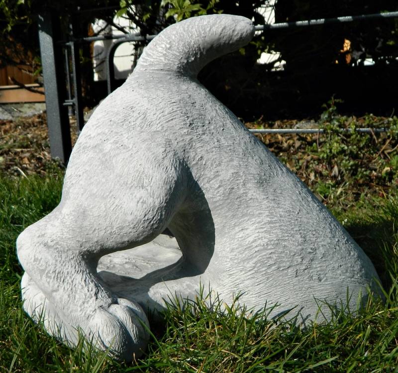 Beton Figur halber Hund H 27 cm Hund grabend Hundefigur Tierfigur Dekofigur und Gartenfigur von JS GartenDeko