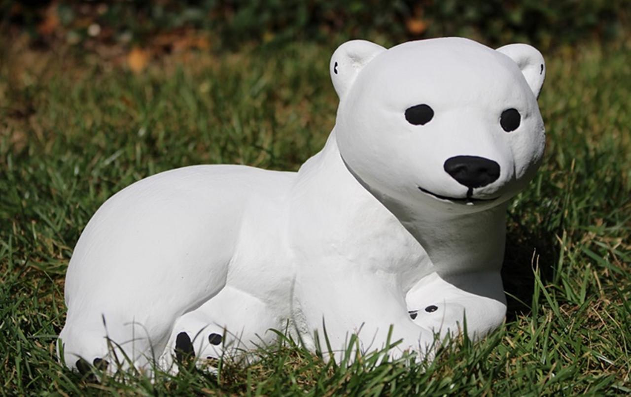 Beton Figur kleiner Eisbär Tierfigur H 16 cm Dekofigur und Gartenfigur von JS GartenDeko