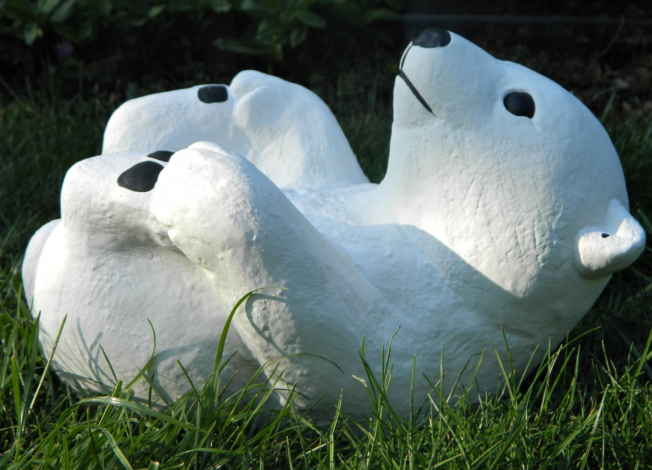 Beton Figur kleiner Eisbär H 18 cm Dekofigur und Gartenfigur von JS GartenDeko