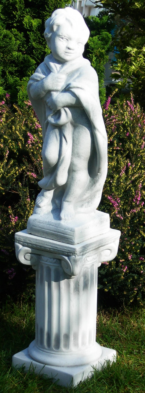 Beton Figuren Statue Putte Vierjahreszeiten Winter auf ionischer Säule H 84 cm Gartenskulpturen von JS GartenDeko