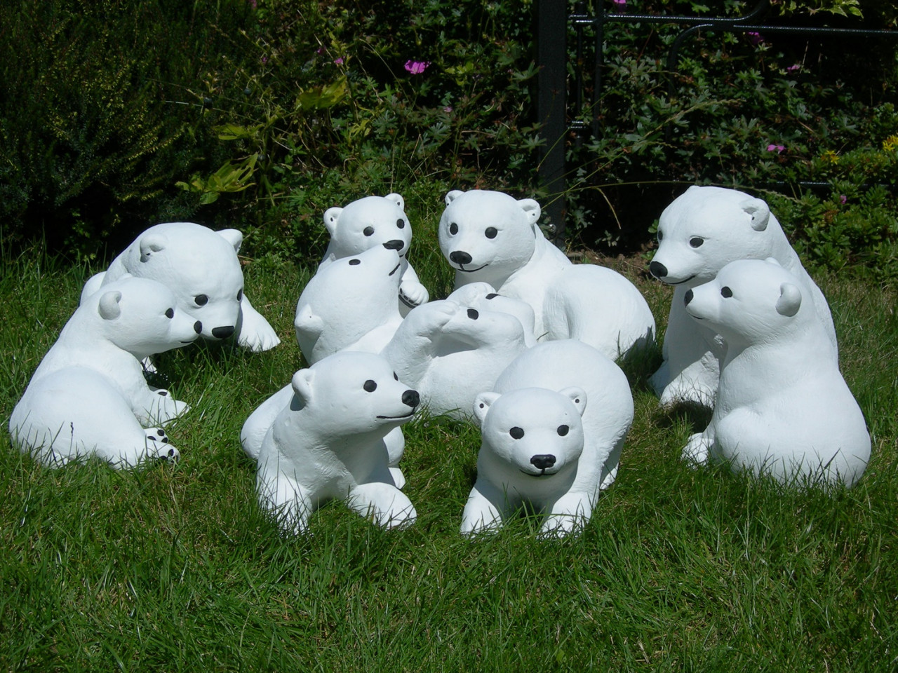 Beton Figuren Tierfiguren kleine Eisbären H 13-24 cm Satz 9 Stück Dekofiguren Gartenfiguren Beton von JS GartenDeko