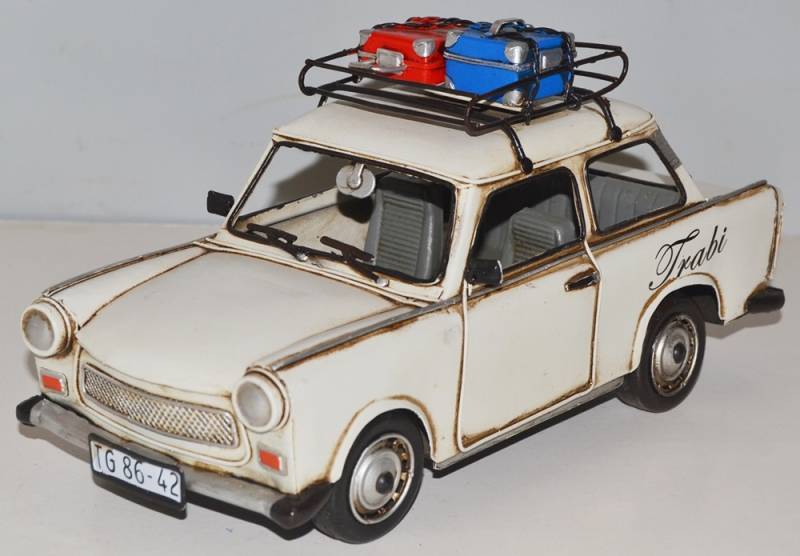 Blechauto Nostalgie Modellauto Oldtimer Trabant Trabi mit Dachgepäck Koffer aus Blech L 28 cm von JS GartenDeko