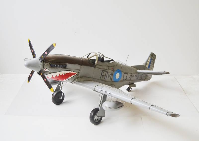 Blechflugzeug Nostalgie Modellflugzeug Oldtimer Marke Mustang P51 Flugzeug aus Blech L 103 cm von JS GartenDeko
