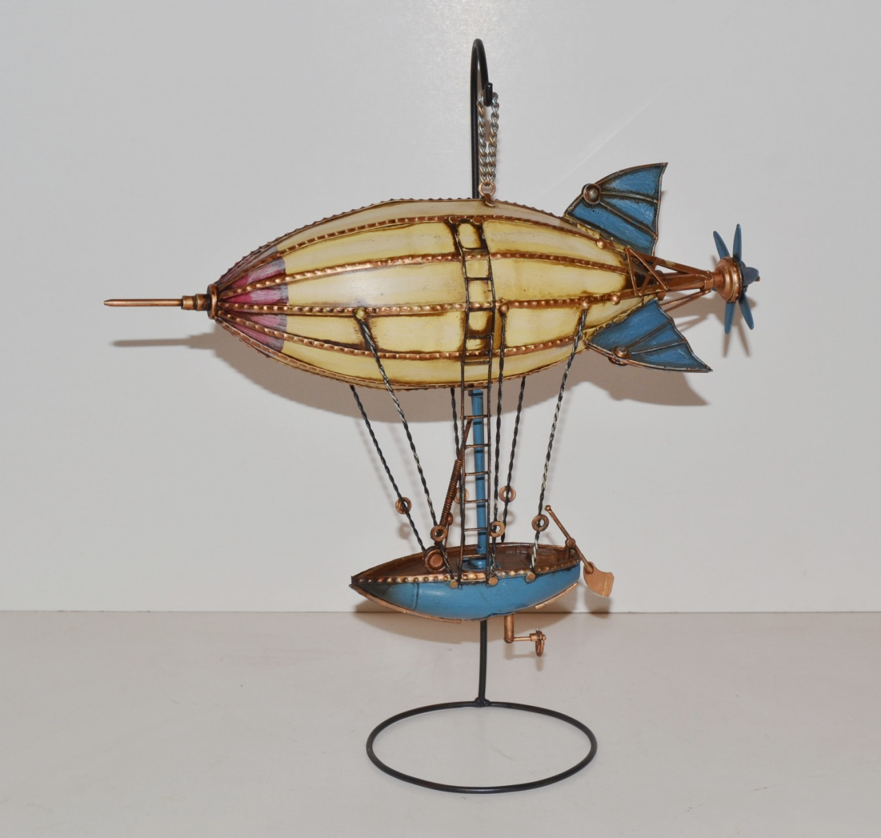 Blechmodell Nostalgie Modellflugzeug Oldtimer Zeppelin Luftschiff Modell auf Ständer Blech L 37 cm Blechmodell Nostalgie Modellflugzeug Oldtimer Zeppelin Luftschiff Modell auf Ständer Blech L 37 cm von JS GartenDeko