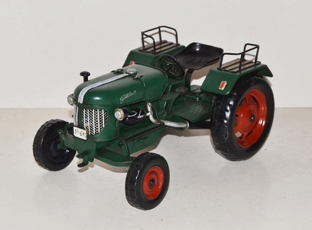 Blechtraktor Nostalgie Modellauto Oldtimer Marke Güldner SF 645 Traktor Modell aus Blech L 26 cm Blechtraktor Nostalgie Modellauto Oldtimer Marke Güldner SF 645 Traktor Modell aus Blech L 26 cm von JS GartenDeko