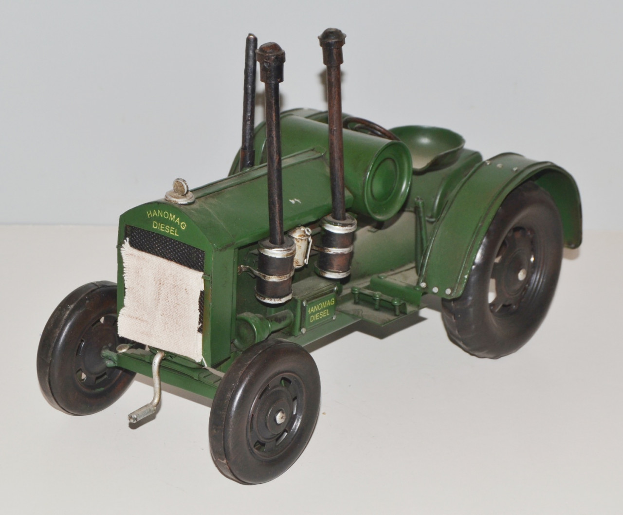 Blechtraktor Nostalgie Modellauto Oldtimer Marke Hanomag Schlepper Traktor Modell aus Blech L 33 cm Blechtraktor Nostalgie Modellauto Oldtimer Marke Hanomag Schlepper Traktor Modell aus Blech L 33 cm von JS GartenDeko