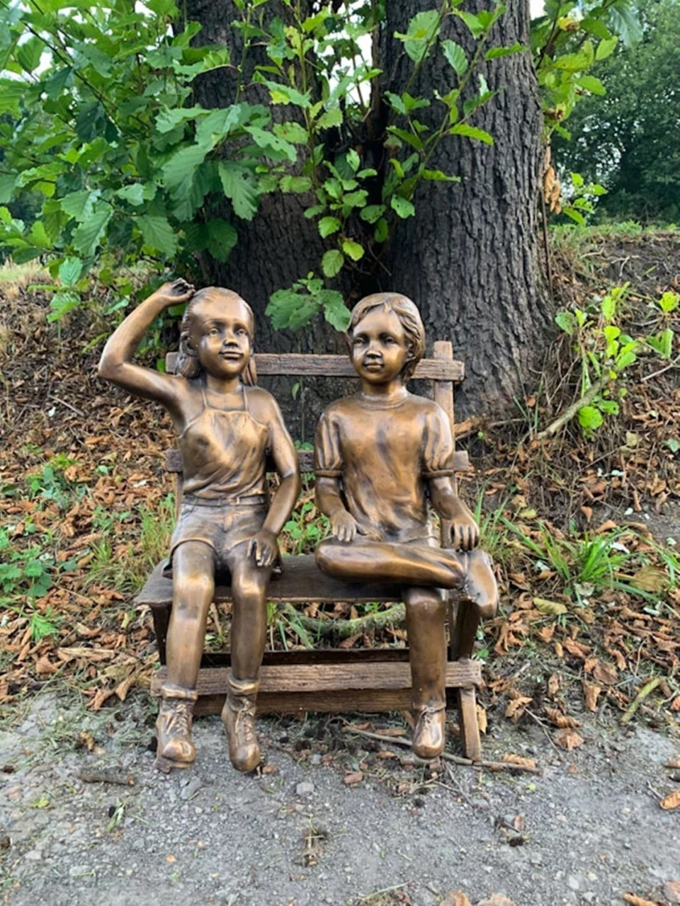 Bronzefigur Bronzeskulptur Bronze Junge und Mädchen auf Bank H 63 cm Figur Dekofigur Skulptur von JS GartenDeko