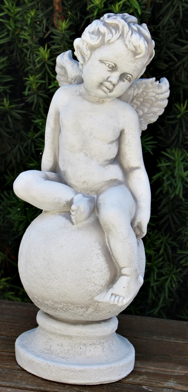 Deko Figur Statue junger Engel sitzend auf Kugel H 38 cm Dekofigur Gartenskulptur aus Beton von JS GartenDeko