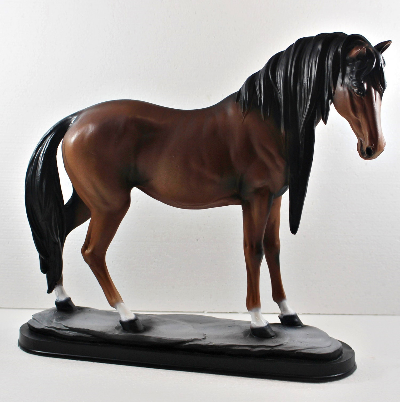 Dekorationsfigur Gartenfigur Pferd H 39 cm stehend dunkel braun Dekofigur Pferdefigur aus Kunstharz von JS GartenDeko