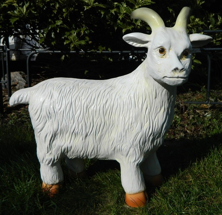 Dekorationsfigur Haustier Ziege stehend H 39 cm Gartenfigur aus Kunstharz von JS GartenDeko