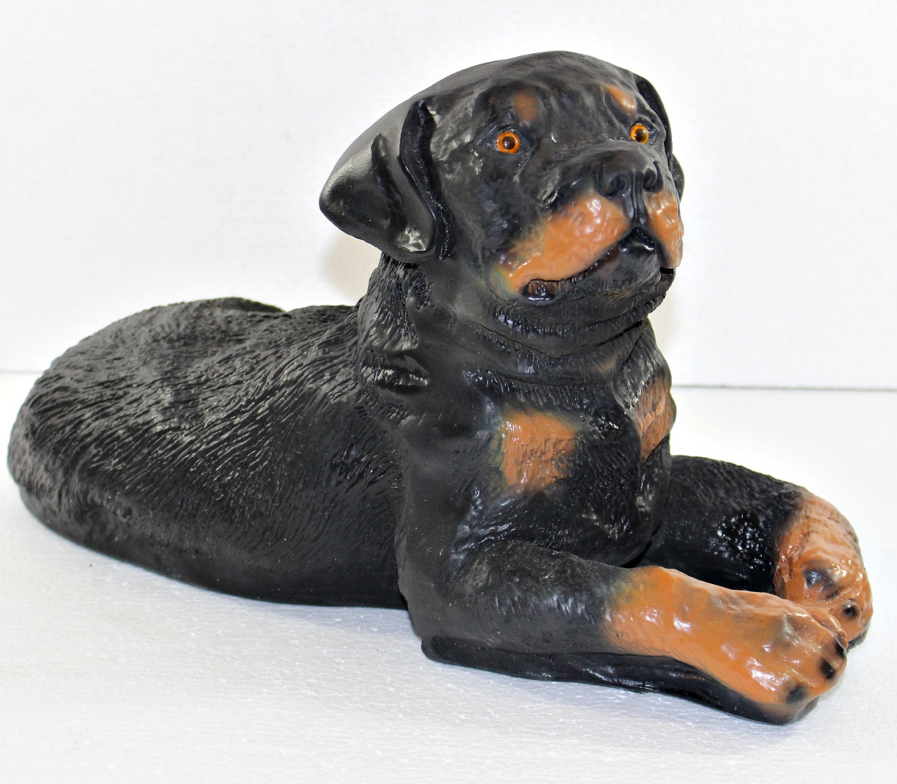 Dekorationsfigur Hund Rottweiler Welpe liegend H 20 cm Dekofigur aus Kunstharz von JS GartenDeko