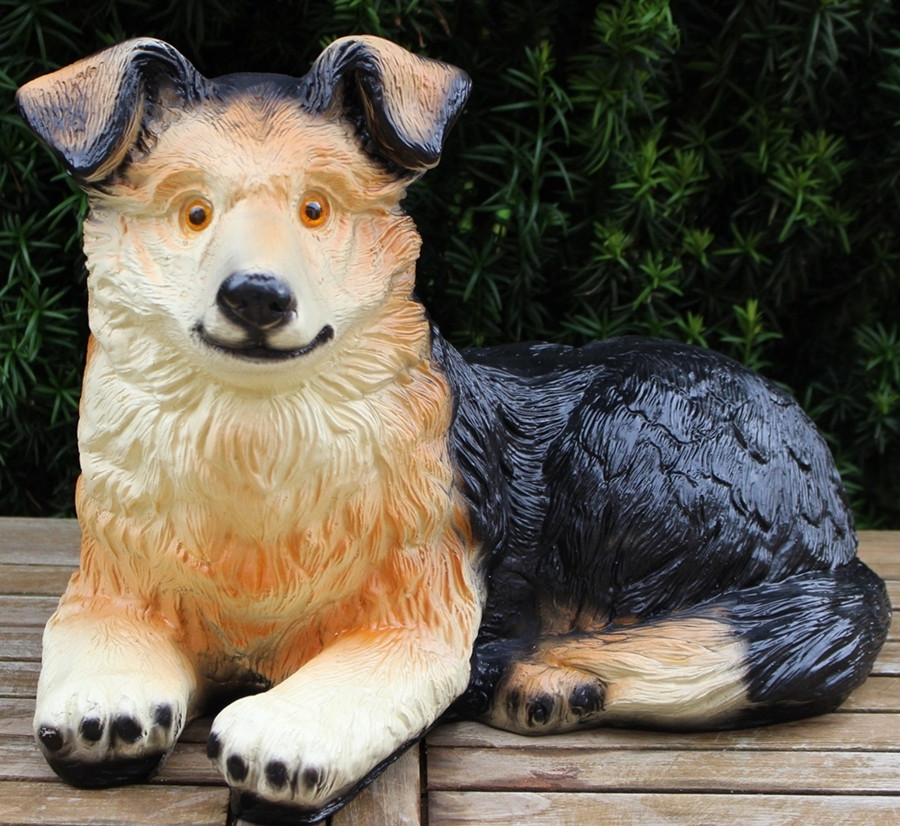 Dekorationsfigur Hund Welpe Border Collie liegend H 32 cm Dekofigur Gartenfigur Hundedeko Kunstharz von JS GartenDeko