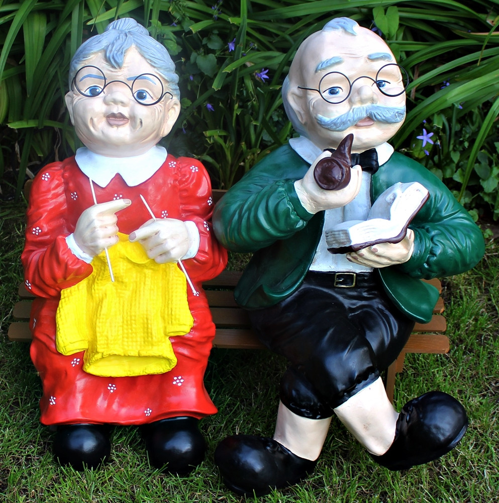 Dekorationsfiguren Oma und Opa sitzend auf Bank H ca. 60 cm Gartenfiguren Dekofiguren aus Kunstharz von JS GartenDeko