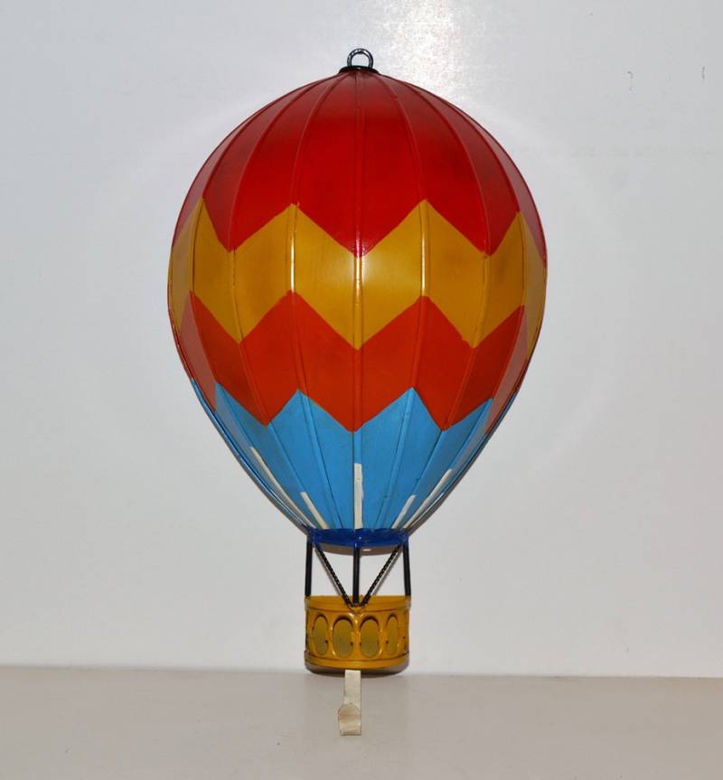 Nostalgie Heißluftballon Wandmodell Oldtimer Modell Wandaufhängung Luftfahrzeug aus Blech H 49 cm von JS GartenDeko