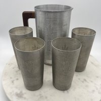 1930Er Jahre West Bend Spun Aluminium Krug Und 4-Teiliges Glas Set Mit Weizen Design Holzgriff von JSBCollection